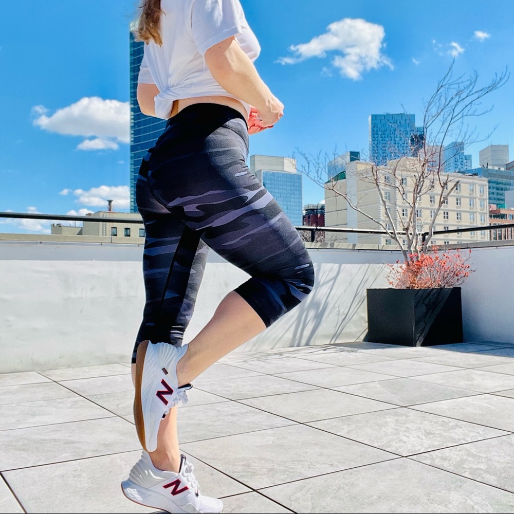 Andrew Marc NY Camo Leggings Pants Performance Crop - Picture 4 of 16